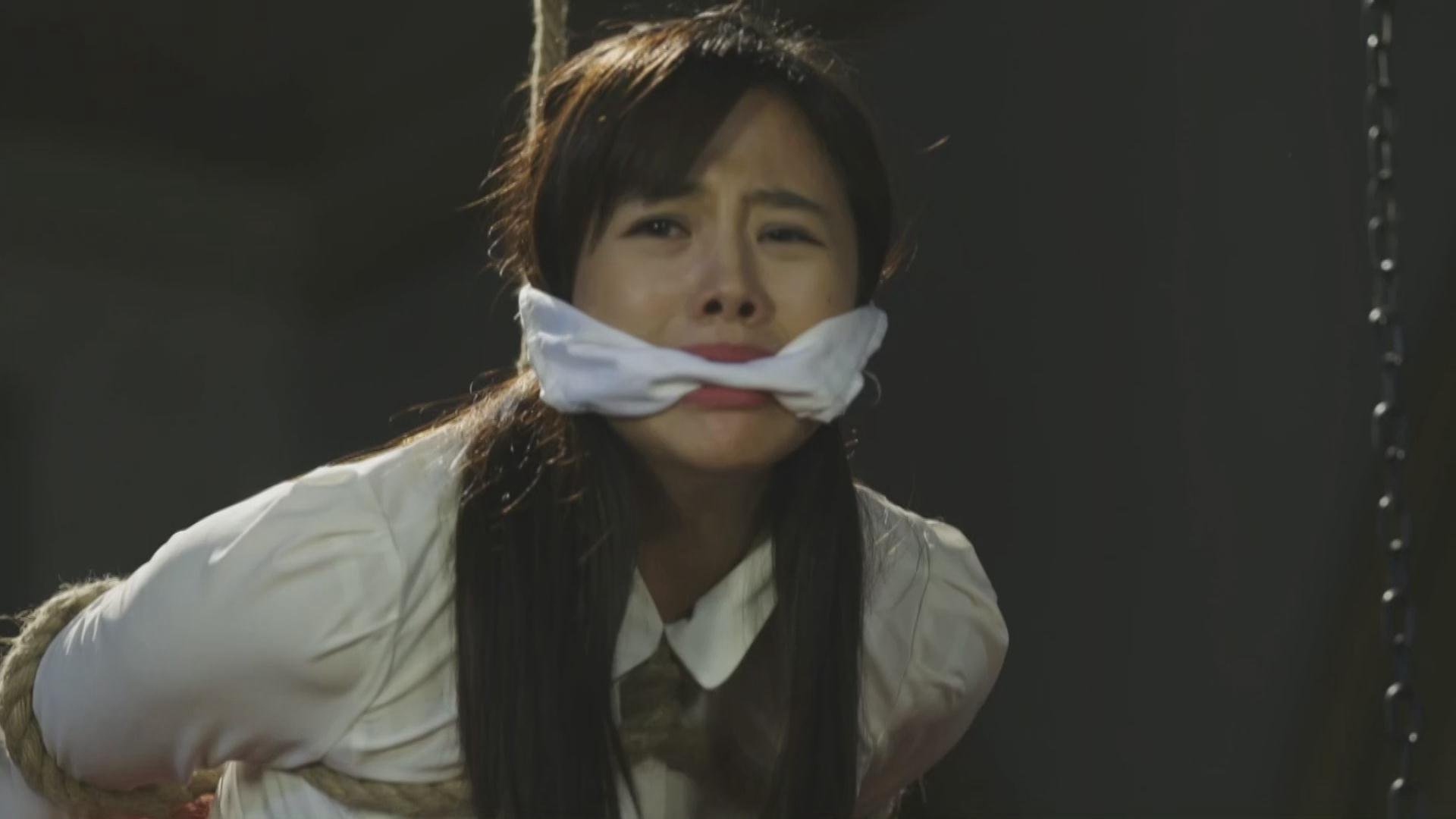 戴流苏耳环的少女